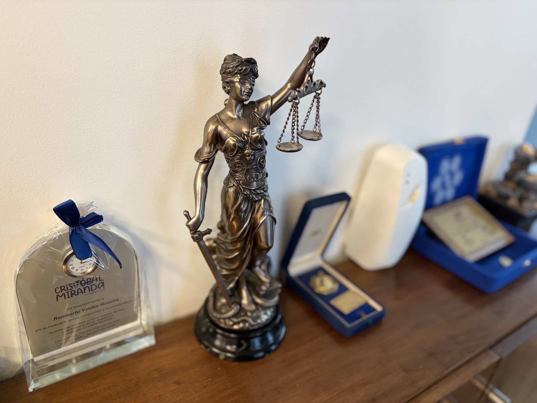 Estatuilla de la justicia y reconocimientos en el despacho de Remberto Valdés