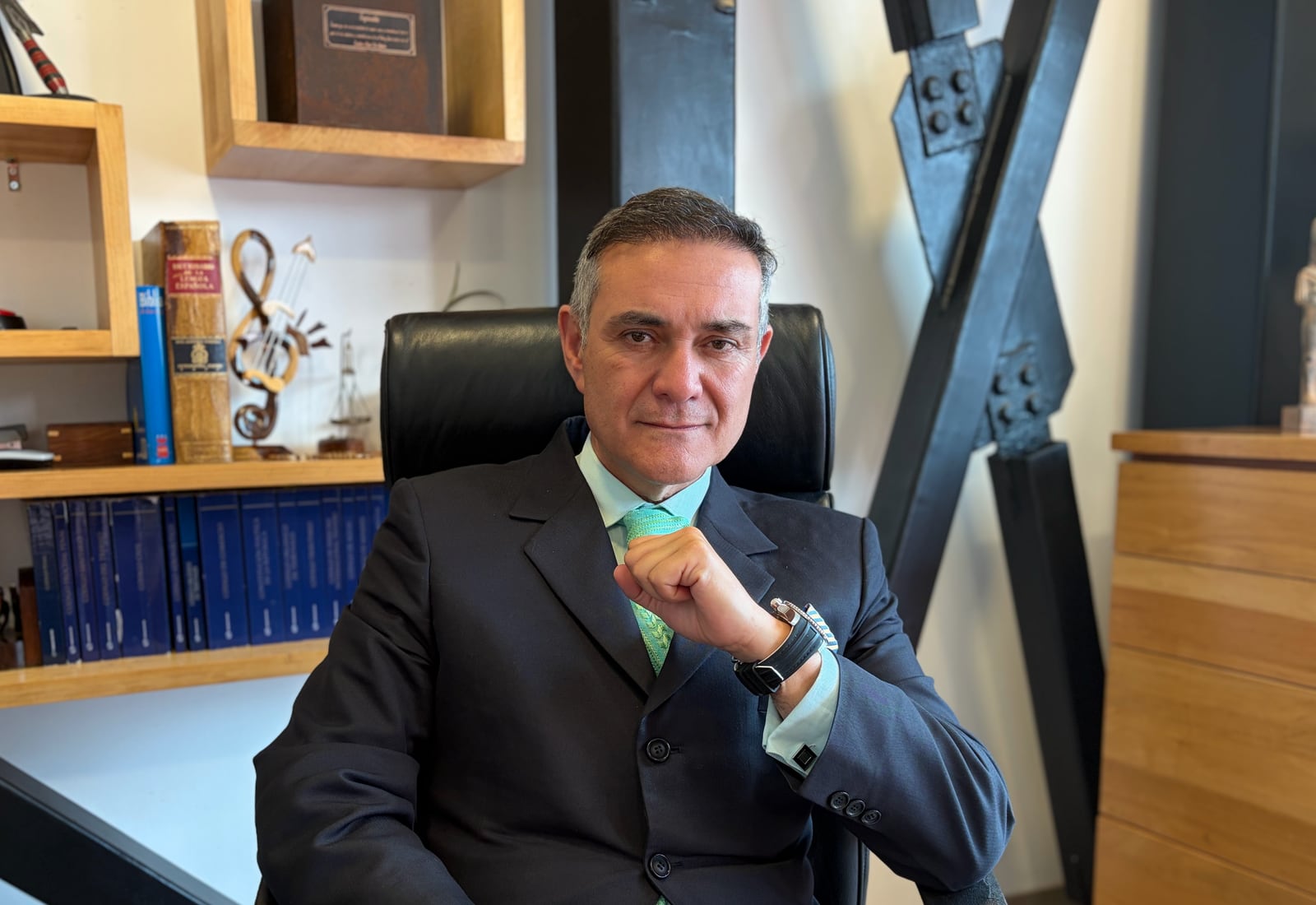 Remberto Valdés en su oficina de Concepción