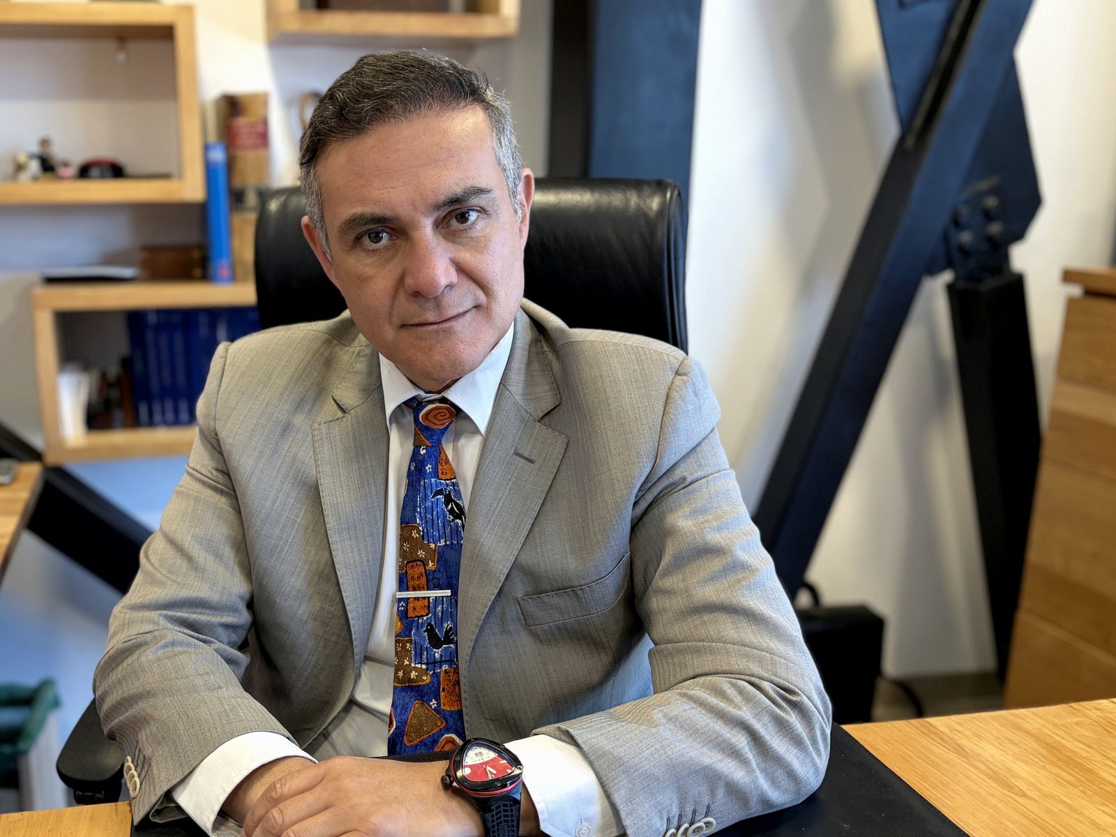 Remberto Valdés en su oficina de Concepción